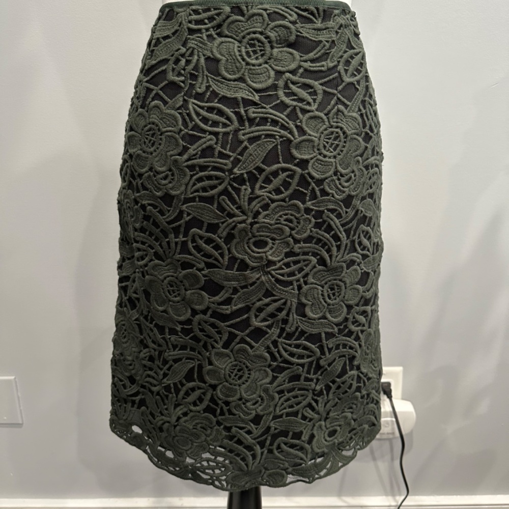 Per Se Black skirt w/Dark Green Embroidered over-piece. size 6. Like new! - Picture 2 of 4